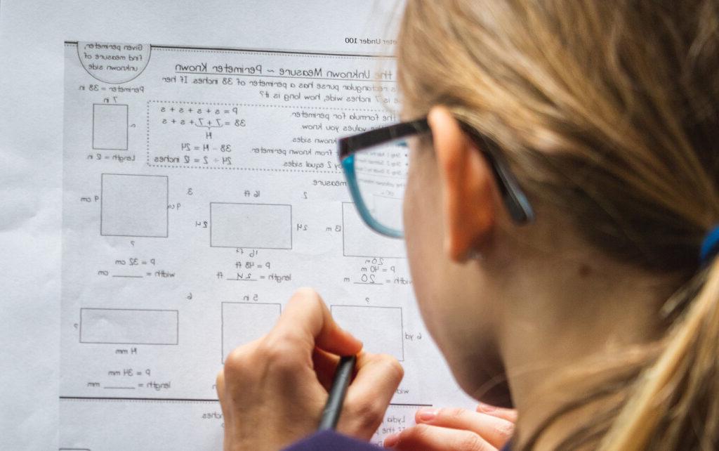 中级数学学生解方程